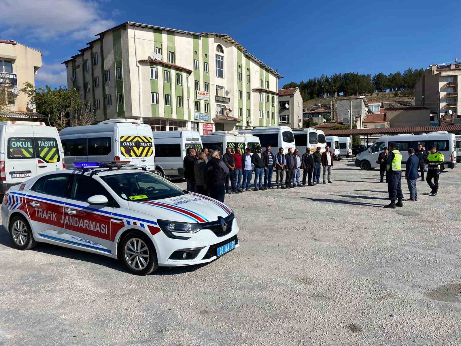 Afyonkarahisar'da okul servisleri denetlendi ve eğitim verildi.