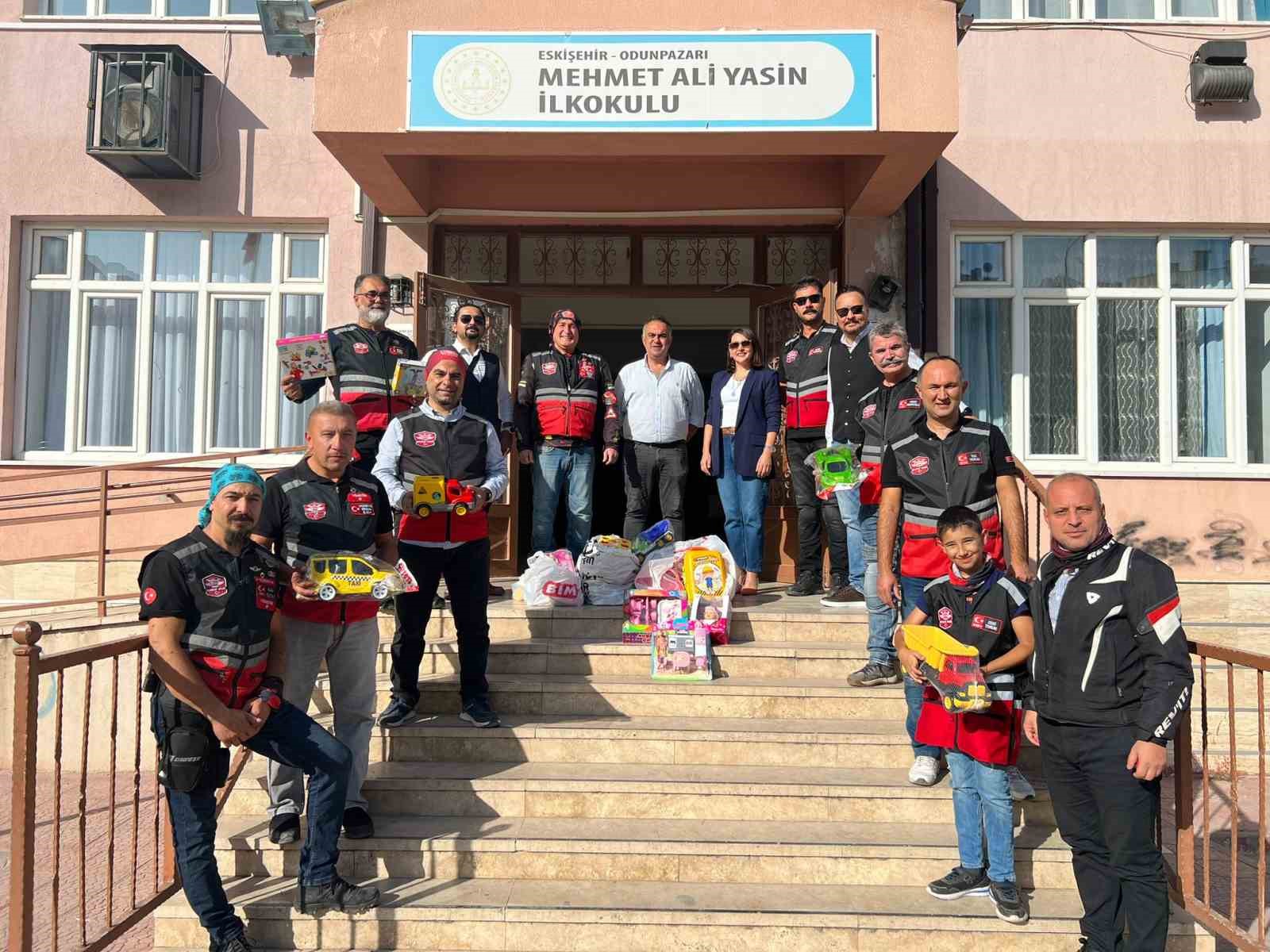 Eskişehir Motor Derneği ile Babalar Platformu Oyuncağı Çocuklara Dağıttı