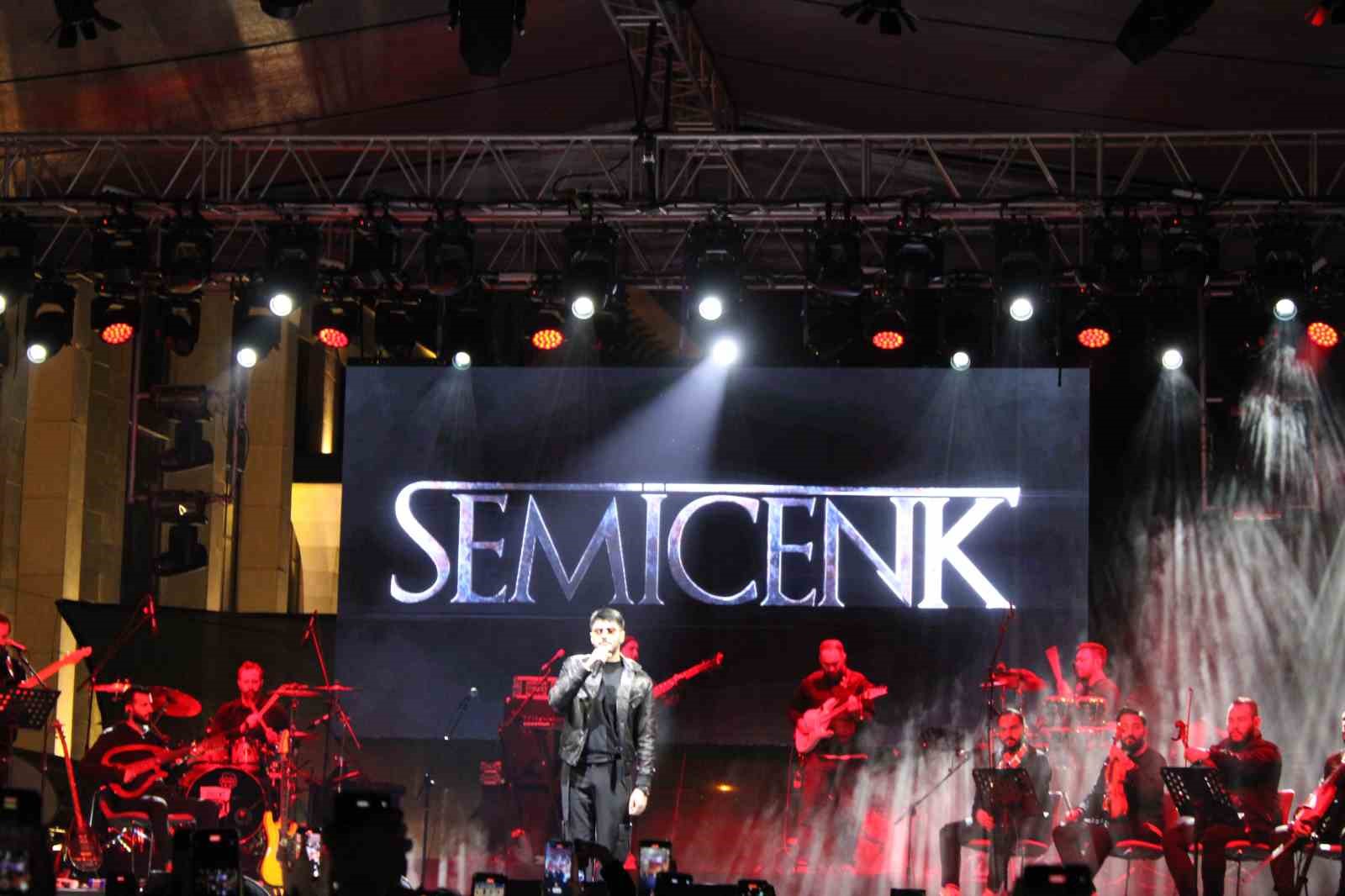 Şarkıcı Semicenk, binlerce kişiye Kütahya'da konser verdi.