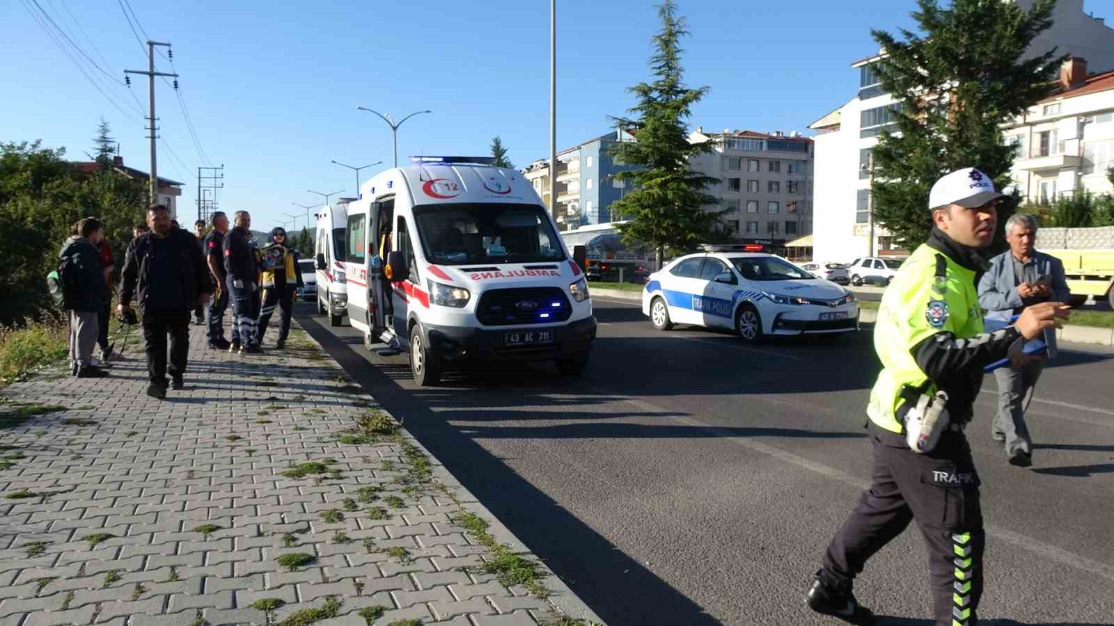 Kütahya'da otomobil ile minibüs çarpıştı, 1 yaralı.