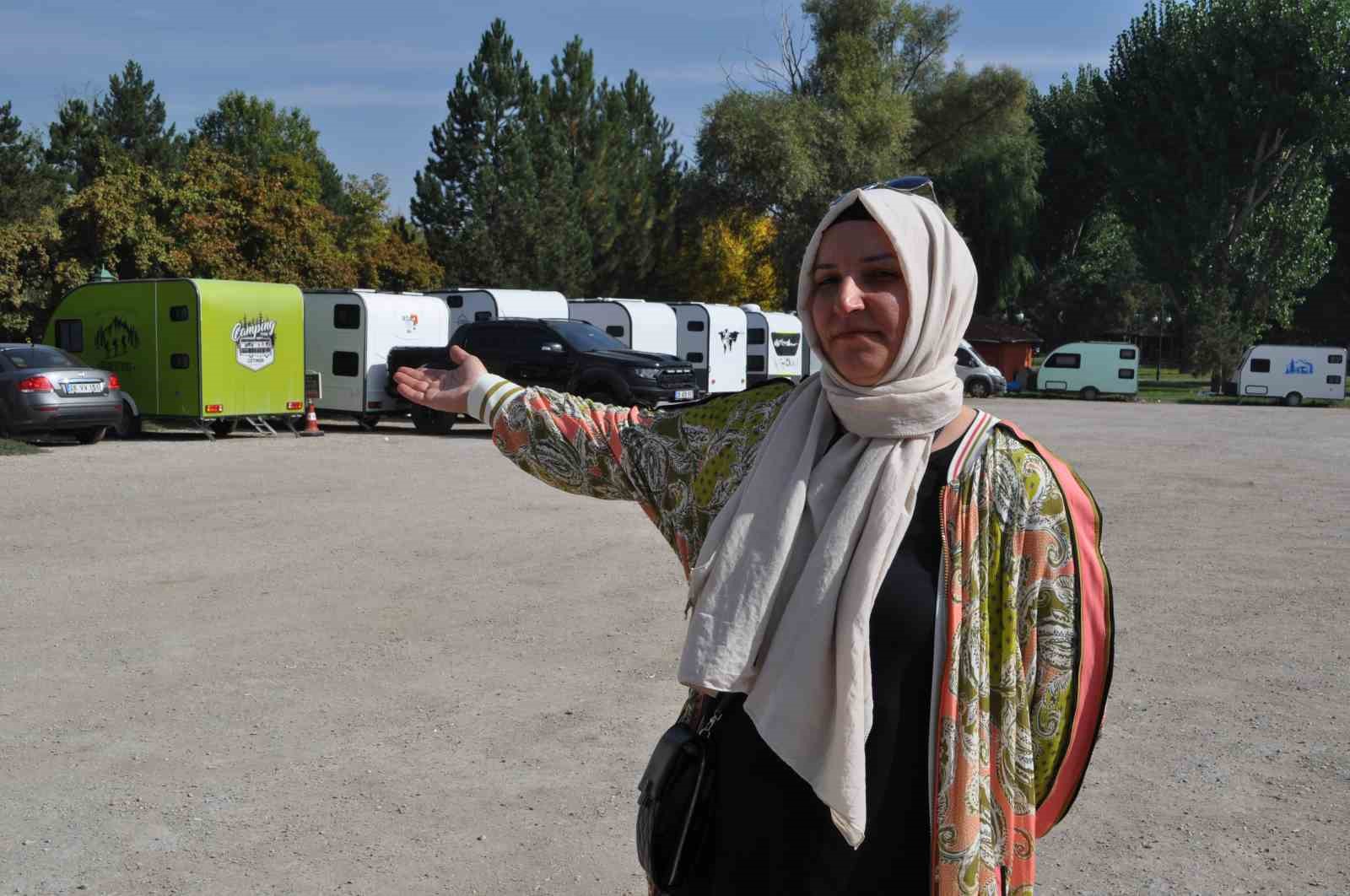 Eskişehir'deki Bir İlkokulun Çevresindeki Karavanlar Alkol Tüketimi İddiasıyla Velilerin Tepkisini Çekiyor.