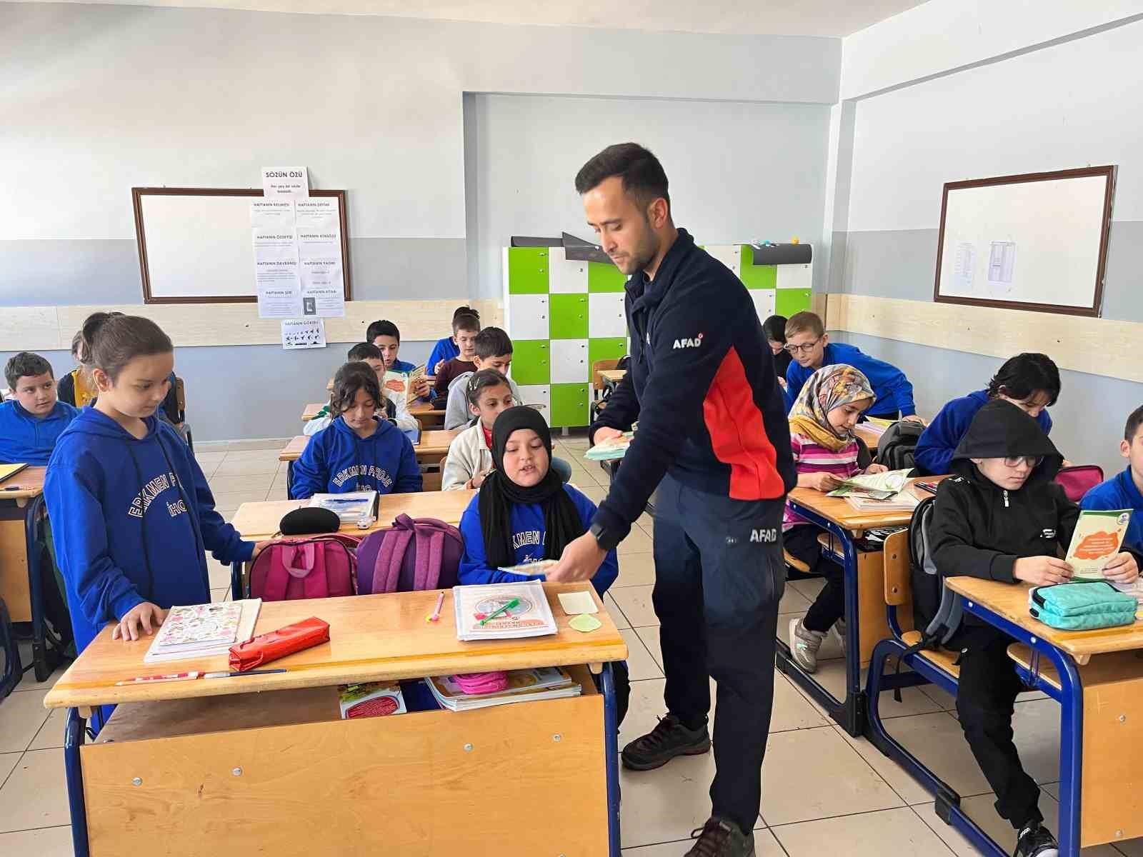 Ortaokul öğrencilerine afet farkındalık eğitimi verildi.