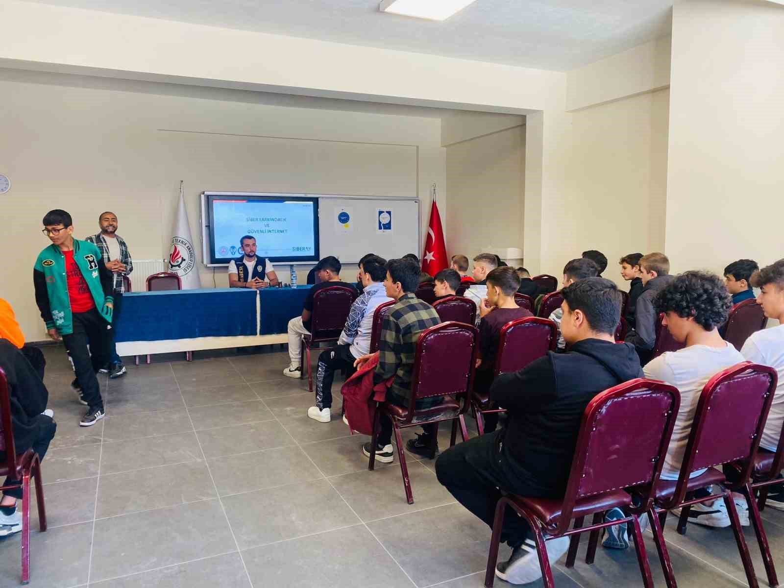 Kütahya'da Öğrencilere Siber Suçlarla Mücadele Eğitimi