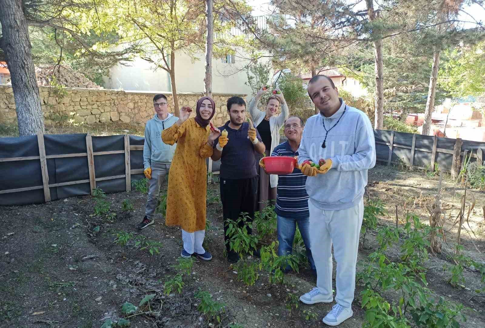 Özel bireylerle beraber bahçeye ürün dikimi yapıldı