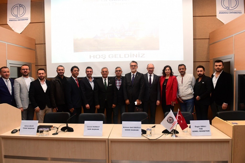 TÜSAF ve Eskişehir Sigorta Acenteleri Derneği tarafından düzenlenen panel, Anadolu Üniversitesi'nde gerçekleşti.