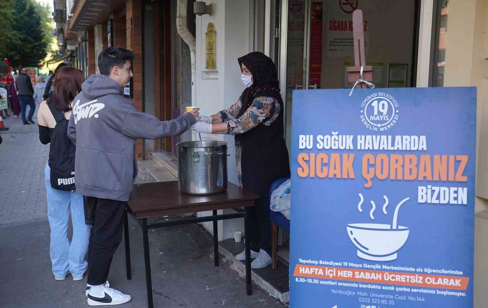 Tepebaşı Belediyesi, Öğrencilere Sıcak Çorba İkram Ediyor