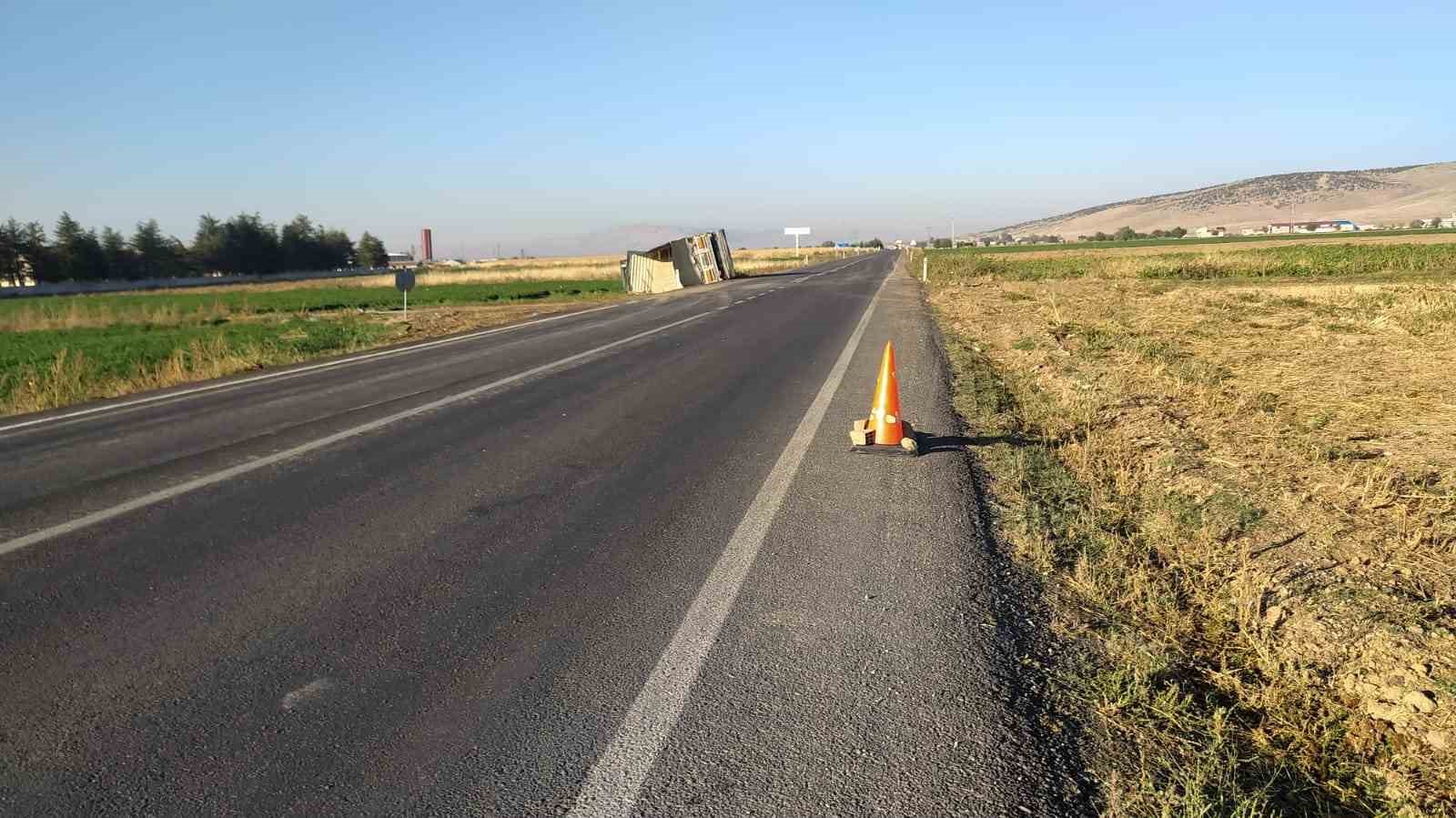 Afyonkarahisar'da şeker pancarı yüklü tır devrildi.