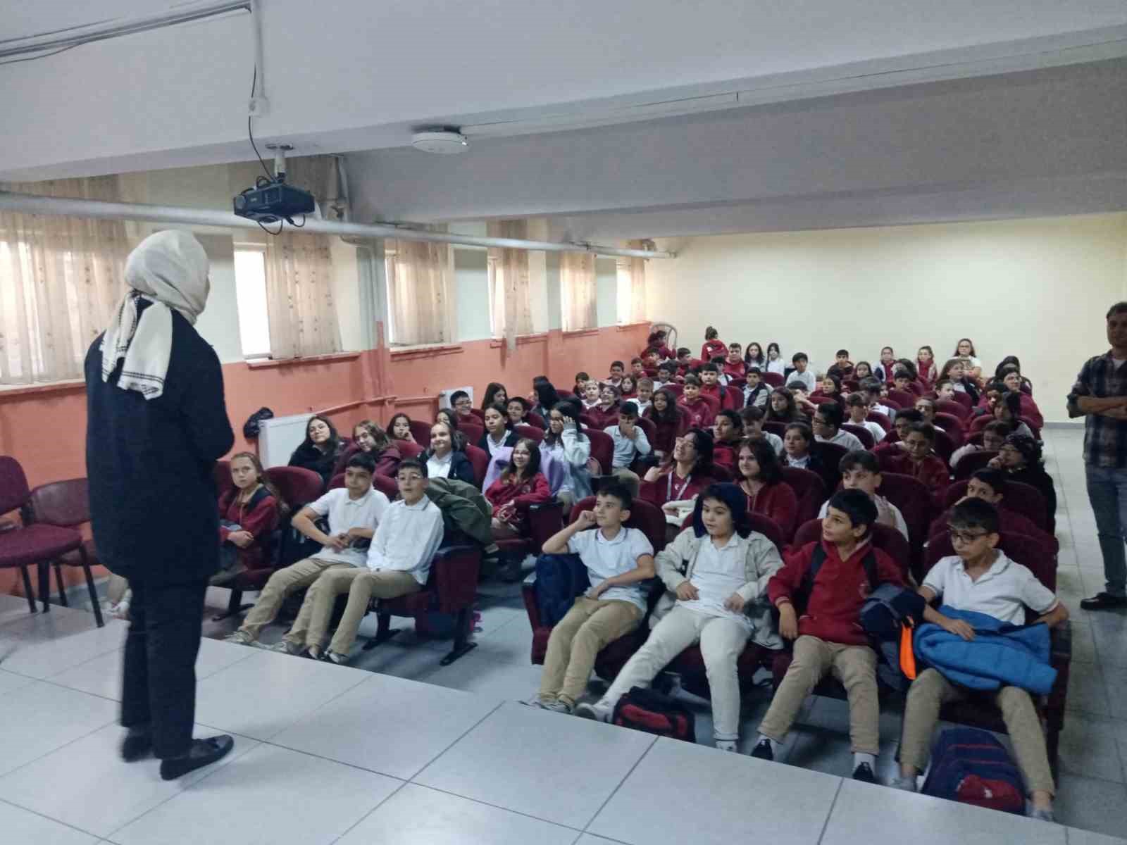 Kütahya'da İl Tarım ve Orman Müdürlüğü tarafından Cumhuriyet ortaokulu öğrencilerine su ve gıda israfı eğitimi verildi.