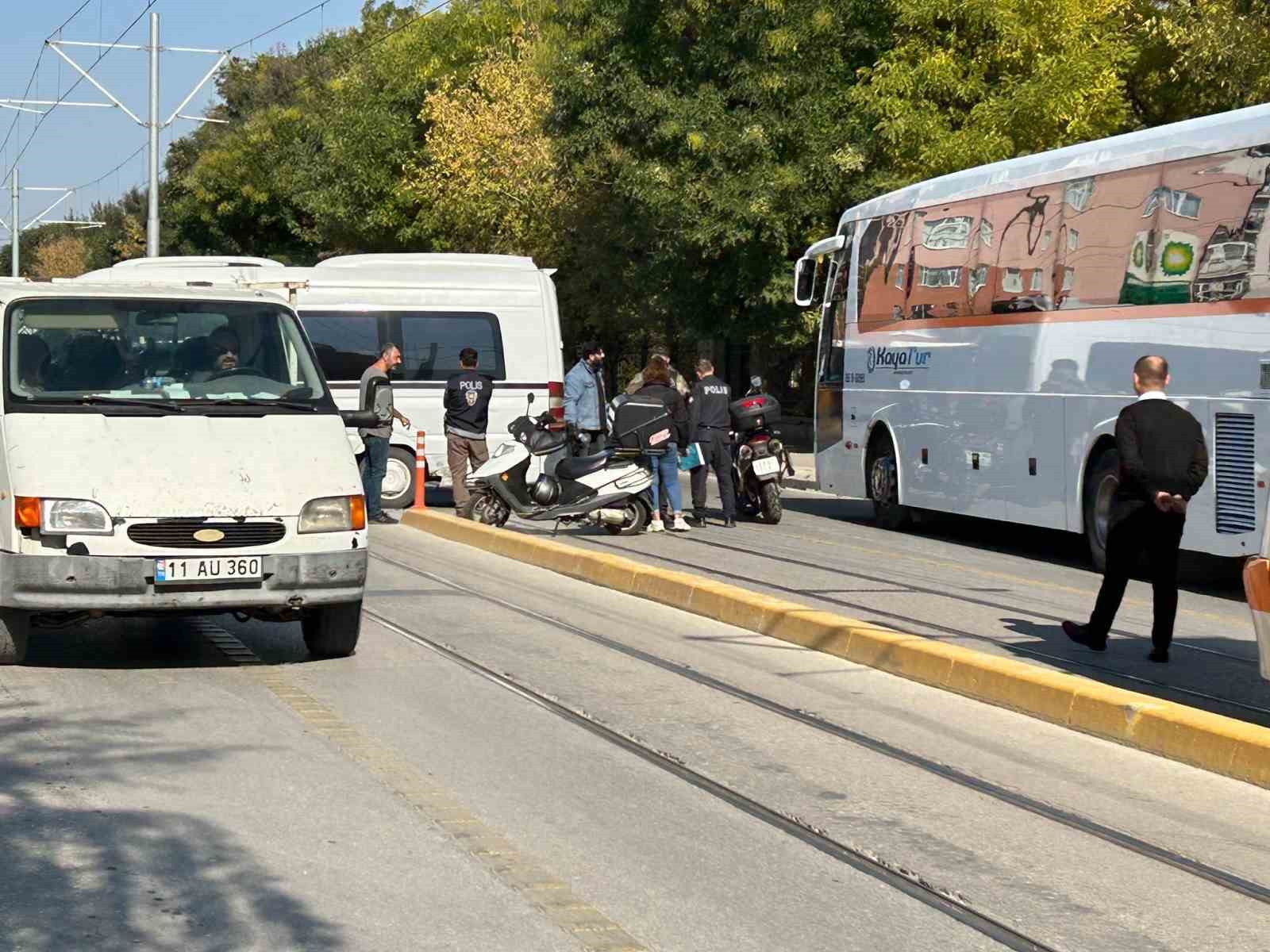 Eskişehir'de Minibüse Çarpan Motosiklet Sürücüsü Yaralandı