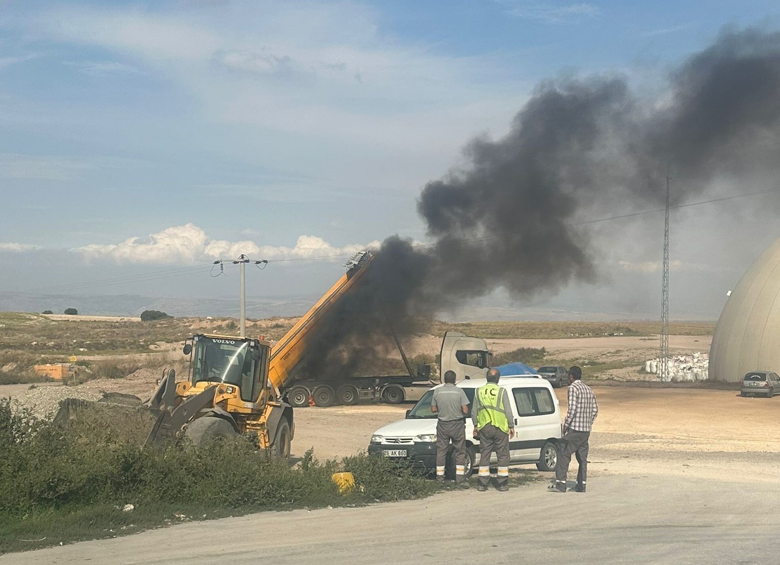 Eskişehir'de Kamyon Elektrik Tellere Takılarak Alev Aldı.