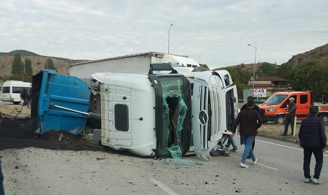 Bilecik'te Kömür Yüklü Kamyon Devrildi, 2 Yaralı