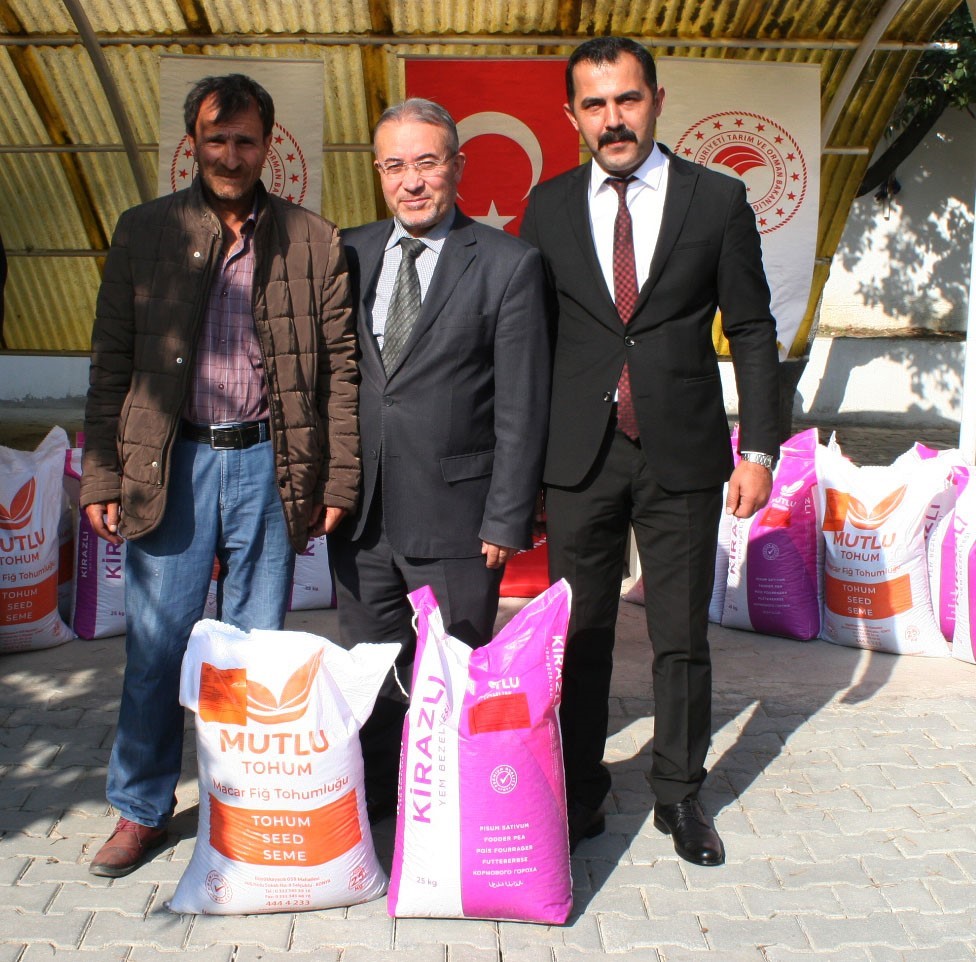 Tarım Bakanlığı Bozüyük'te 15 çiftçiye yem bitkileri tohumu dağıttı.