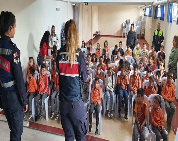 Eskişehir'de jandarma ekipleri 68 öğrenciye eğitim verdi.