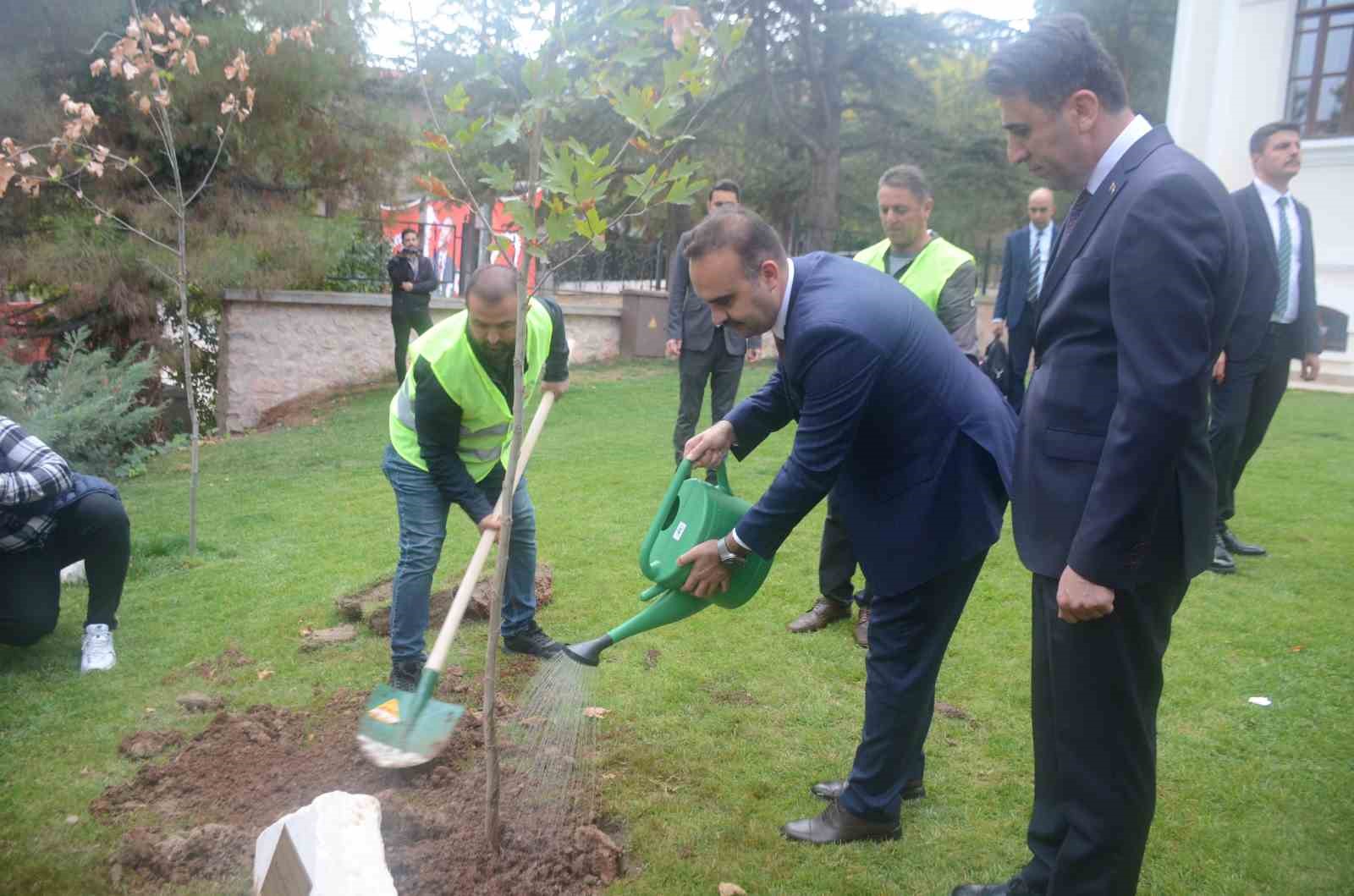 Bakan Bilecik'te fidan dikti ve ziyaretlere devam etti