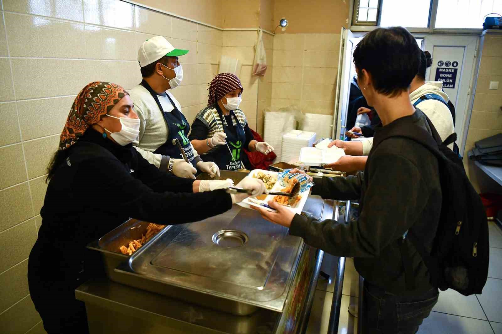 Tepebaşı Belediyesi, Üniversite Öğrencilerine Ücretsiz Yemek Sunuyor