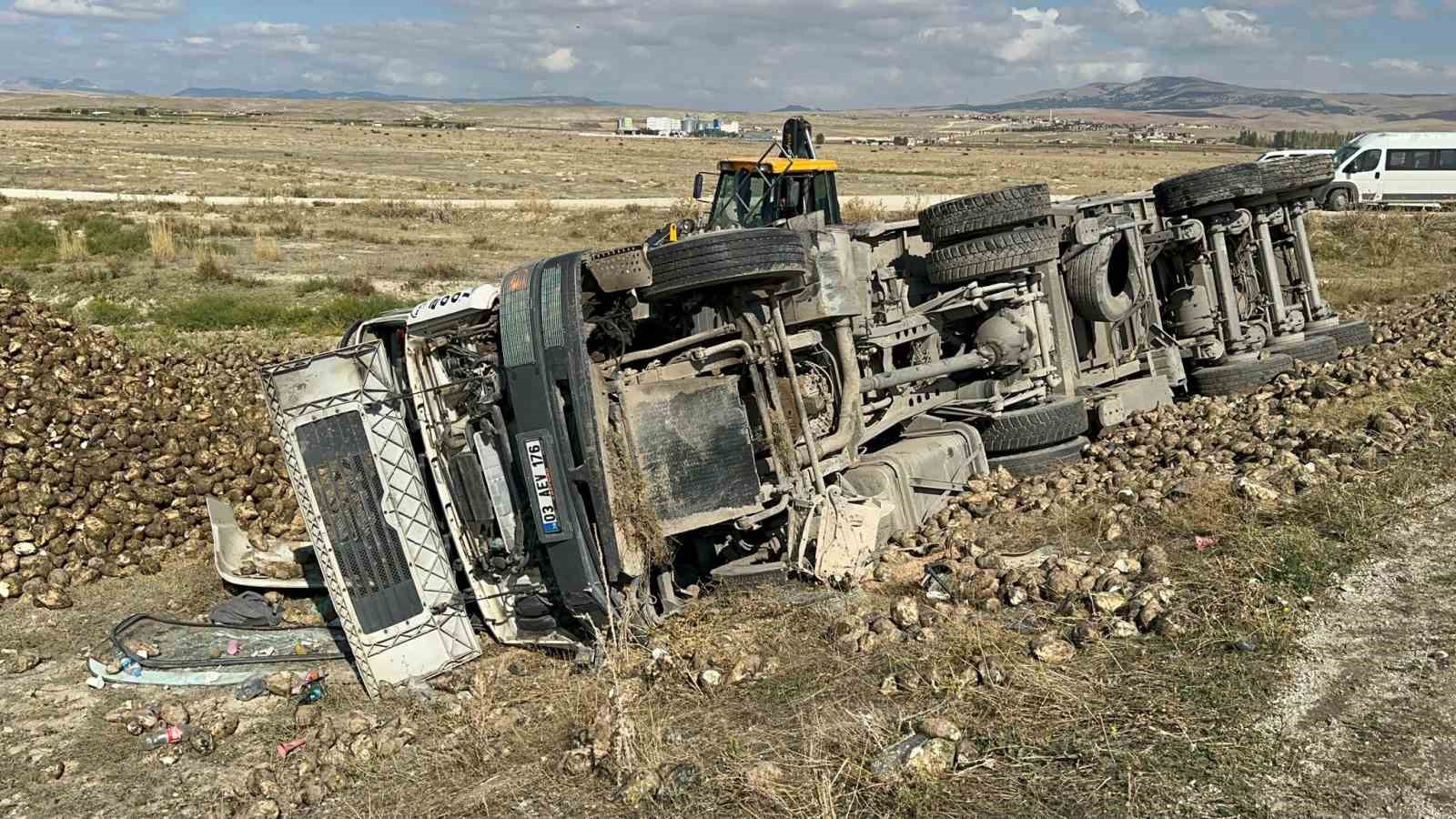 Afyonkarahisar'da Hafriyat Kamyonu Şeker Pancarı Yüklü Tıra Arkadan Çarptı