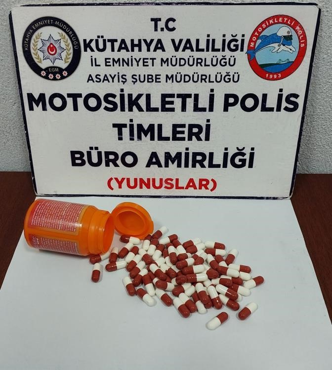 Kütahya'da Motosikletli Polis Timleri, 70 Sentetik Ecza Hapı Ele Geçirdi.