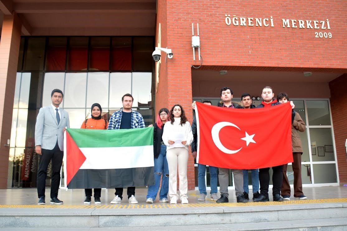 Anadolu Üniversitesi Öğrenci Kulüpleri: İsrail'in Filistinlilere yönelik saldırılarını kınadı.