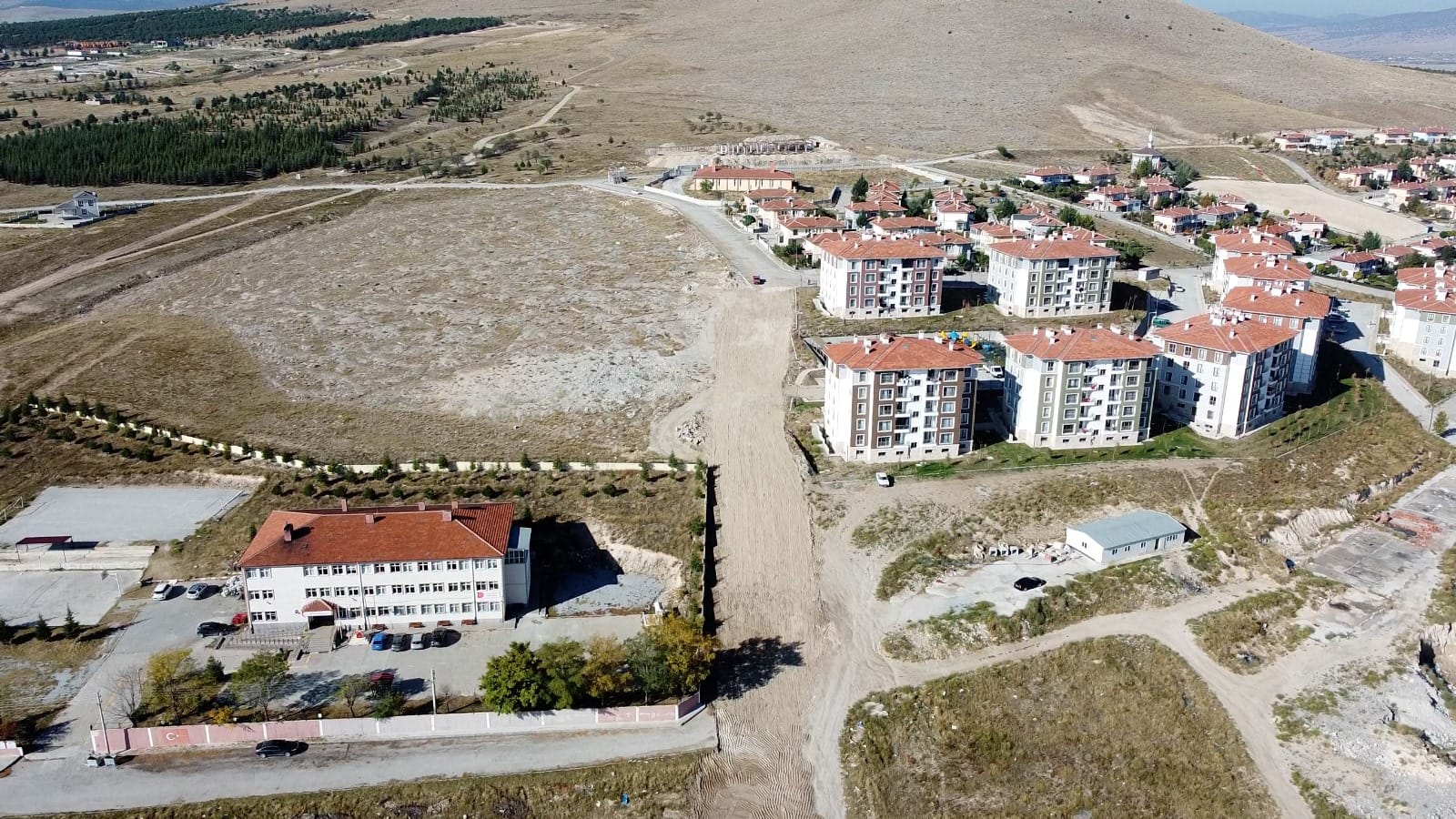 Emirdağ Belediyesi, Adaçal Mahallesi'nde yeni yol açma çalışmalarına başladı.