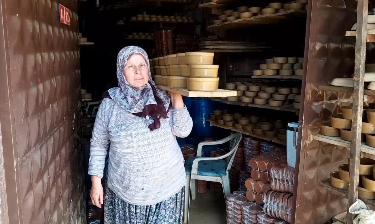 Kınık köyünde kadınlar çömlekçilik sanatını sürdürüyor.