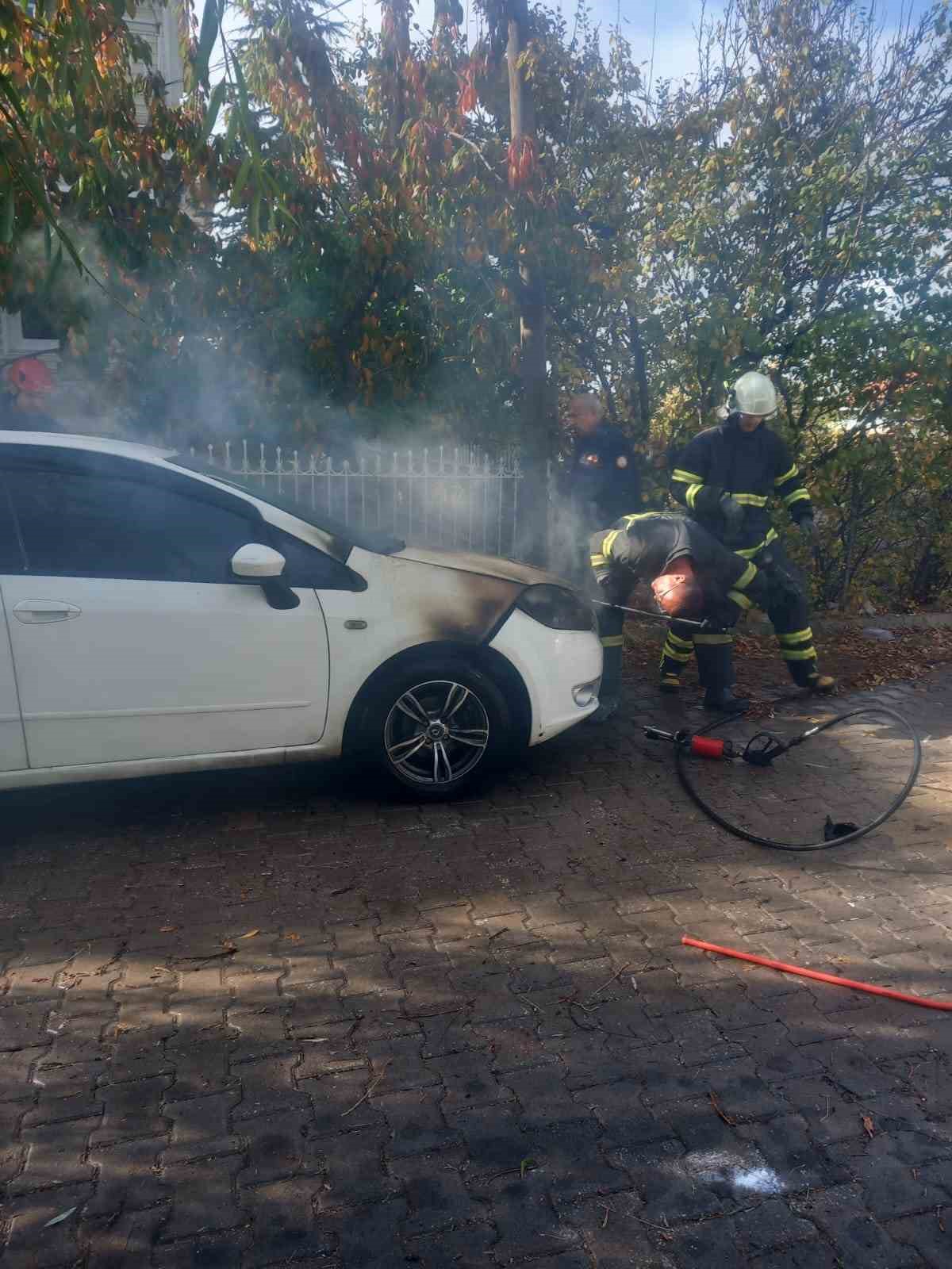 Kütahya'da Park Halindeyken Yangın: Otomobilde Maddi Hasar Oluştu.