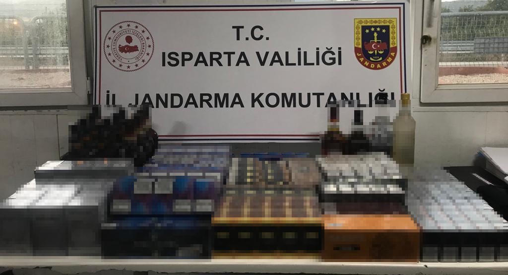 Isparta'da jandarma, kaçak sigara ve alkol ele geçirdi