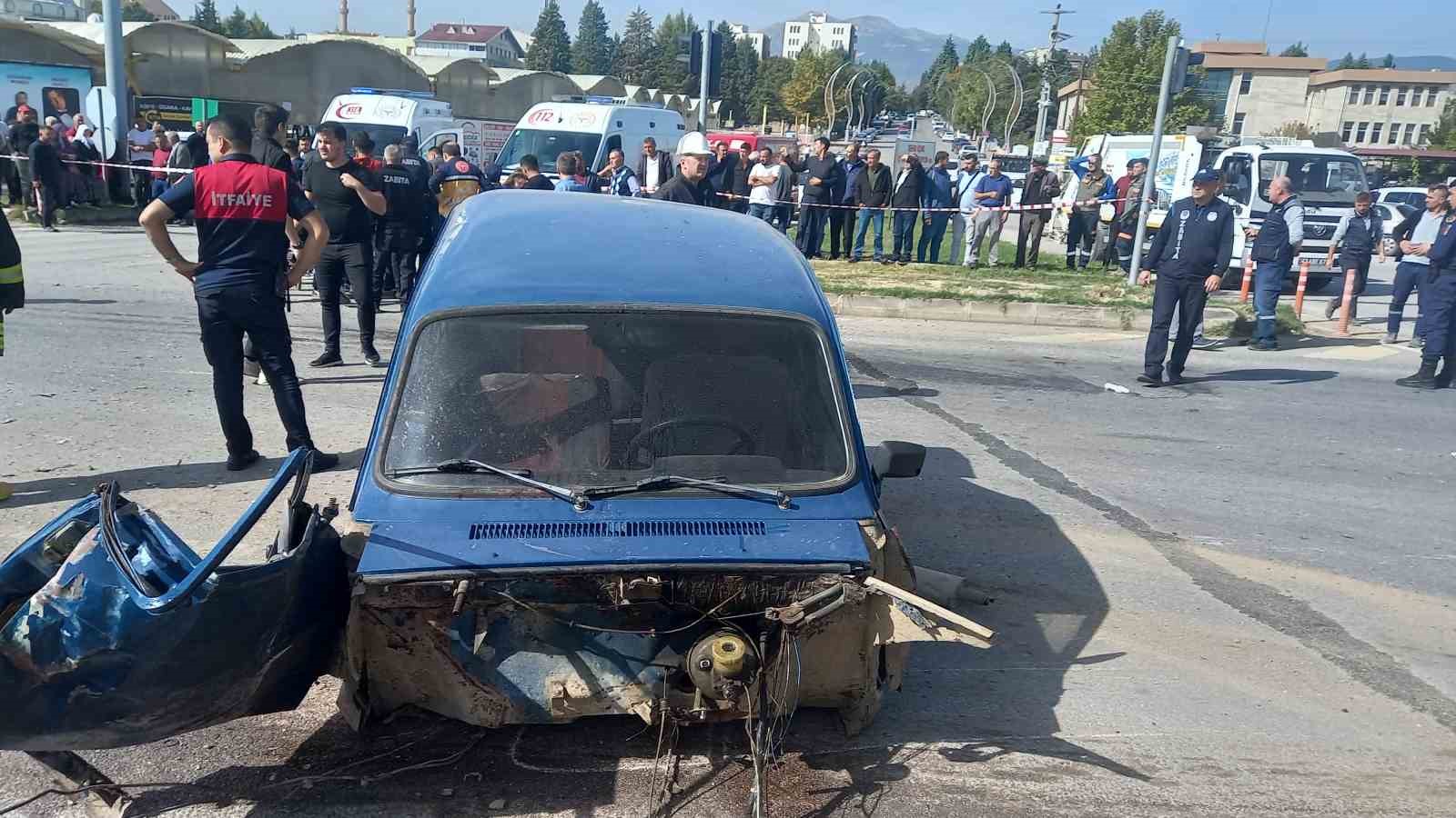 Gediz'de tır ile otomobil çarpıştı, 1 ölü.