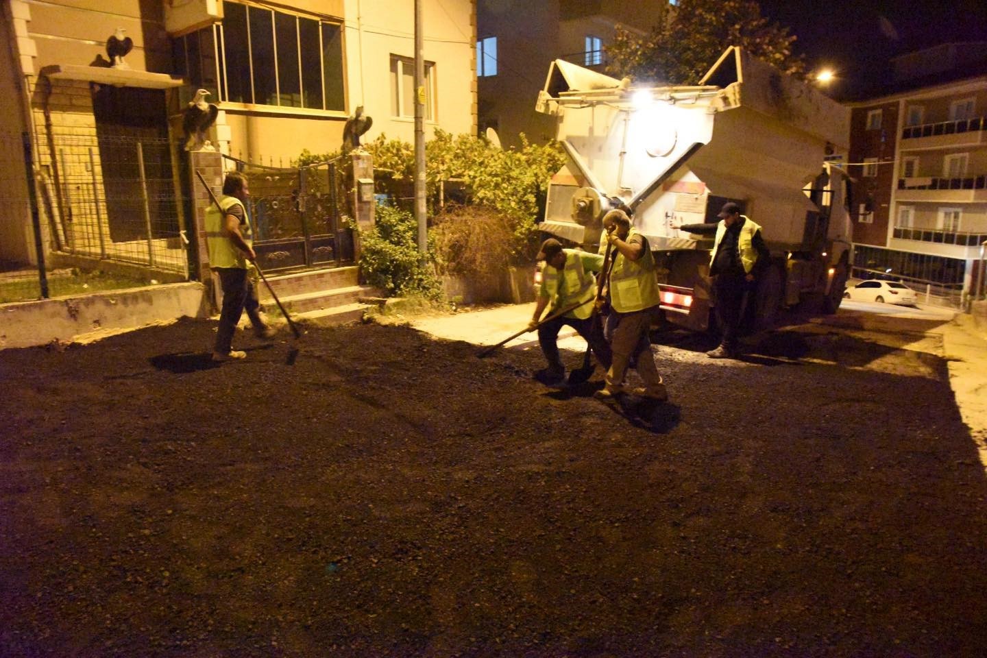 Bilecik Belediyesi, gece boyunca asfaltlama çalışmalarına devam ediyor.