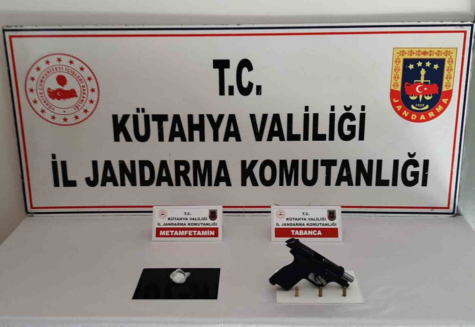 Kütahya'da Jandarma Operasyonunda Uyuşturucu ve Silah Ele Geçirildi