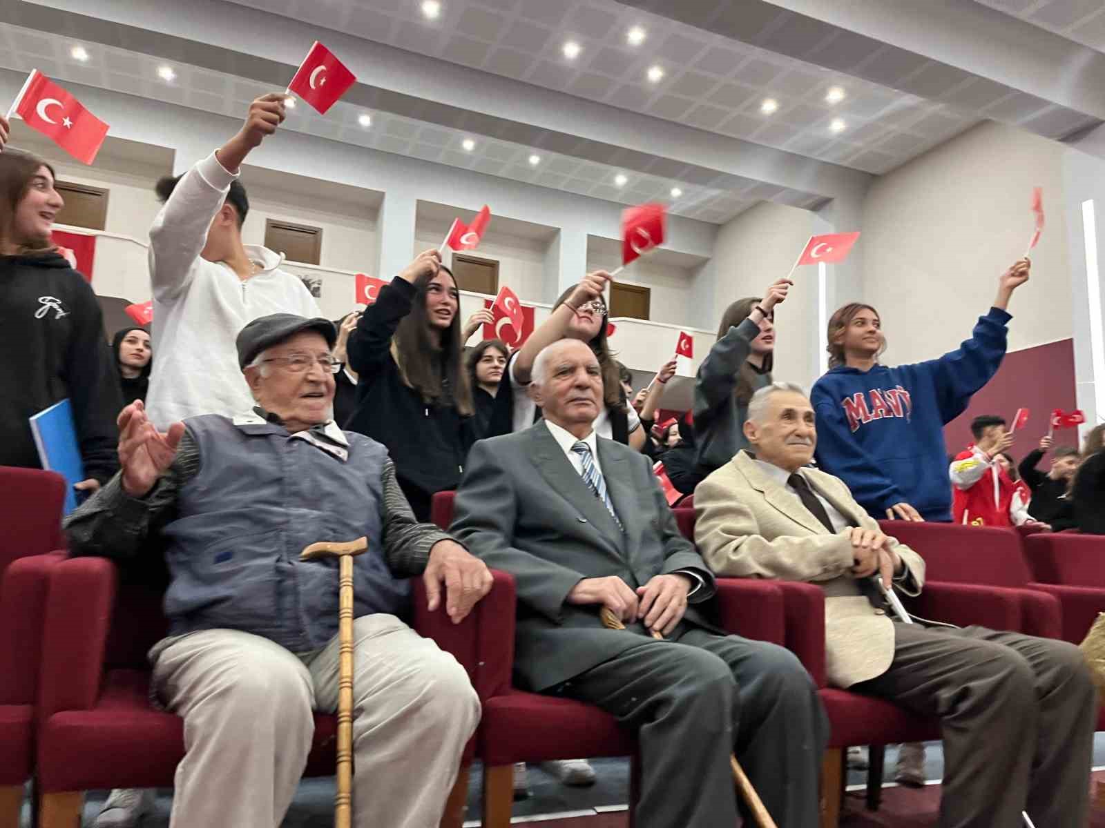 Eskişehir'deki Gazi Kız Teknik Anadolu Lisesi'nde Cumhuriyetin 100. yılında öğrencilere bağımsızlığın önemi anlatıldı.