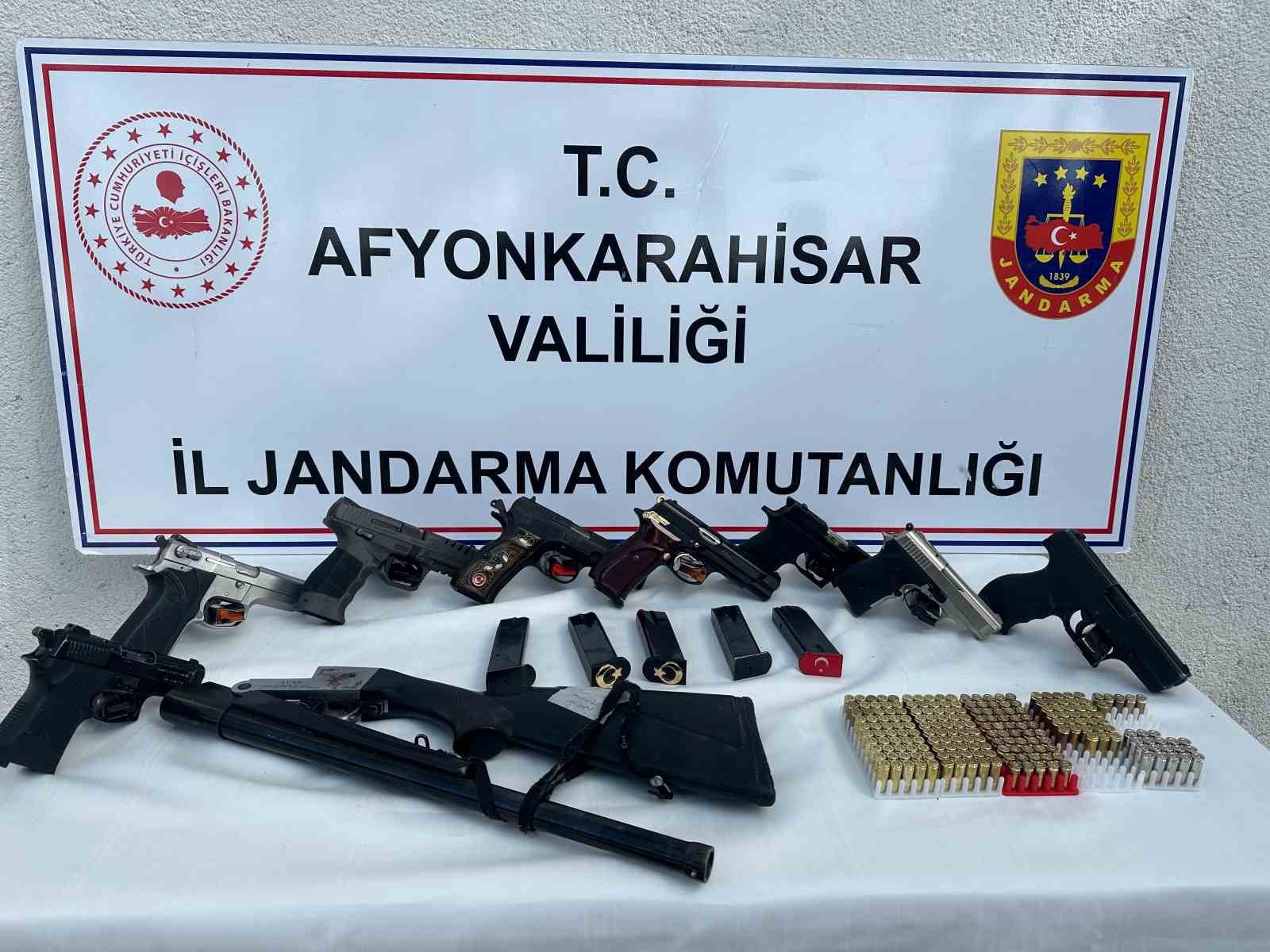 Afyonkarahisar'da 12 şüpheli tabanca ile yakalandı!