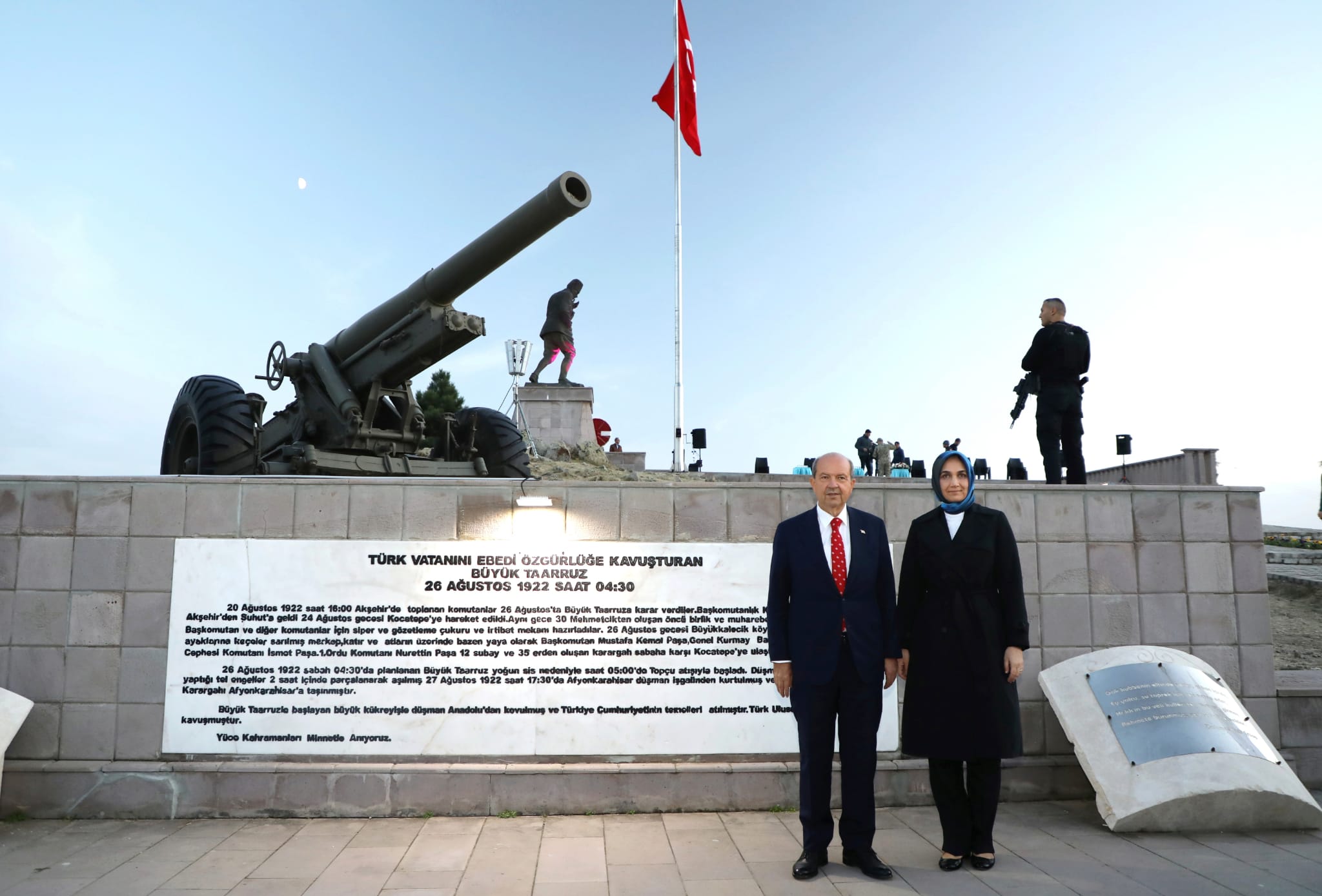 KKTC Cumhurbaşkanı Ersin Tatar, Kocatepe'ye çıkarak Büyük Taarruz anıtına çelenk sundu.