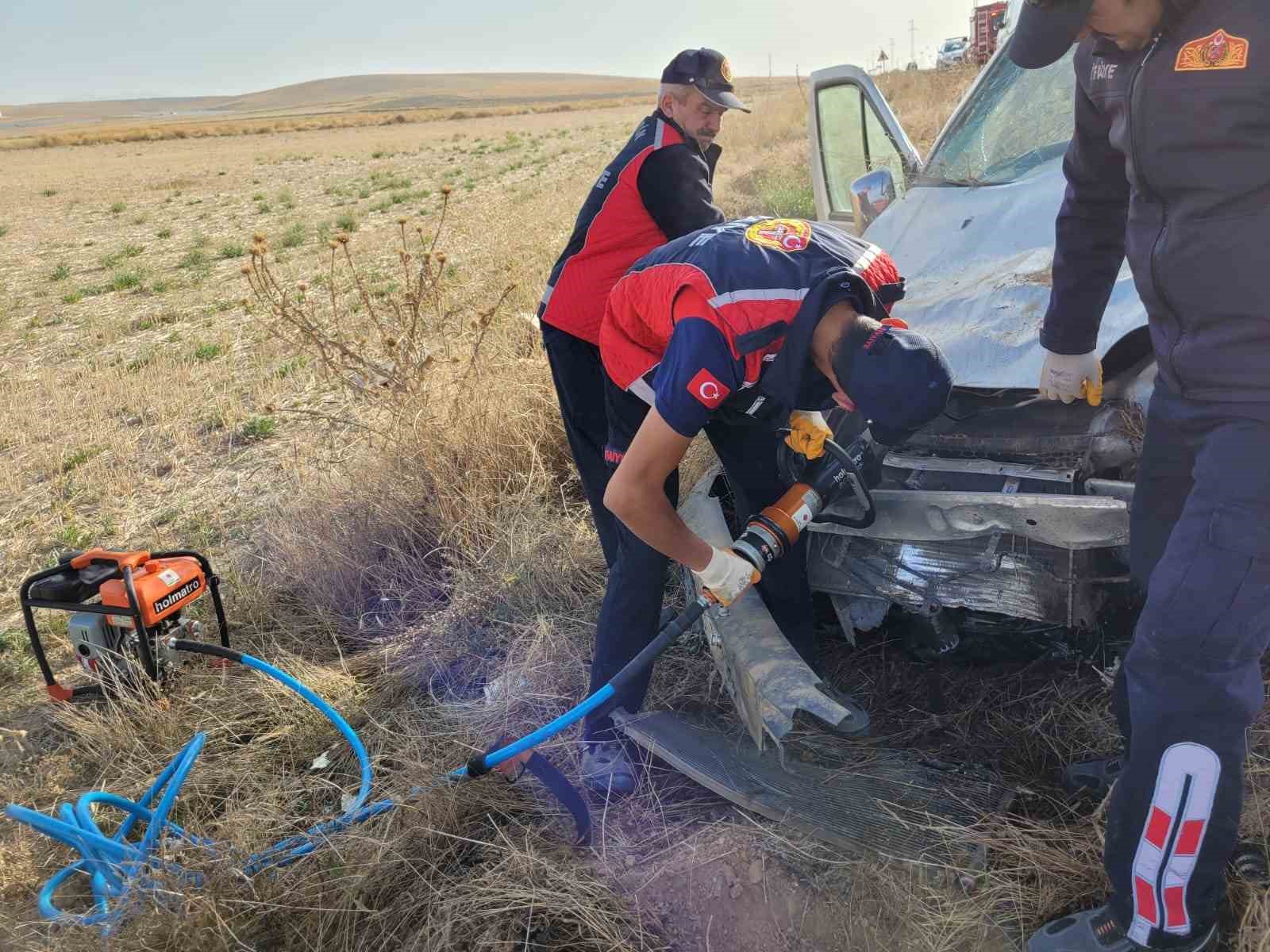 Afyonkarahisar'da hafif ticari araç şarampole devrildi