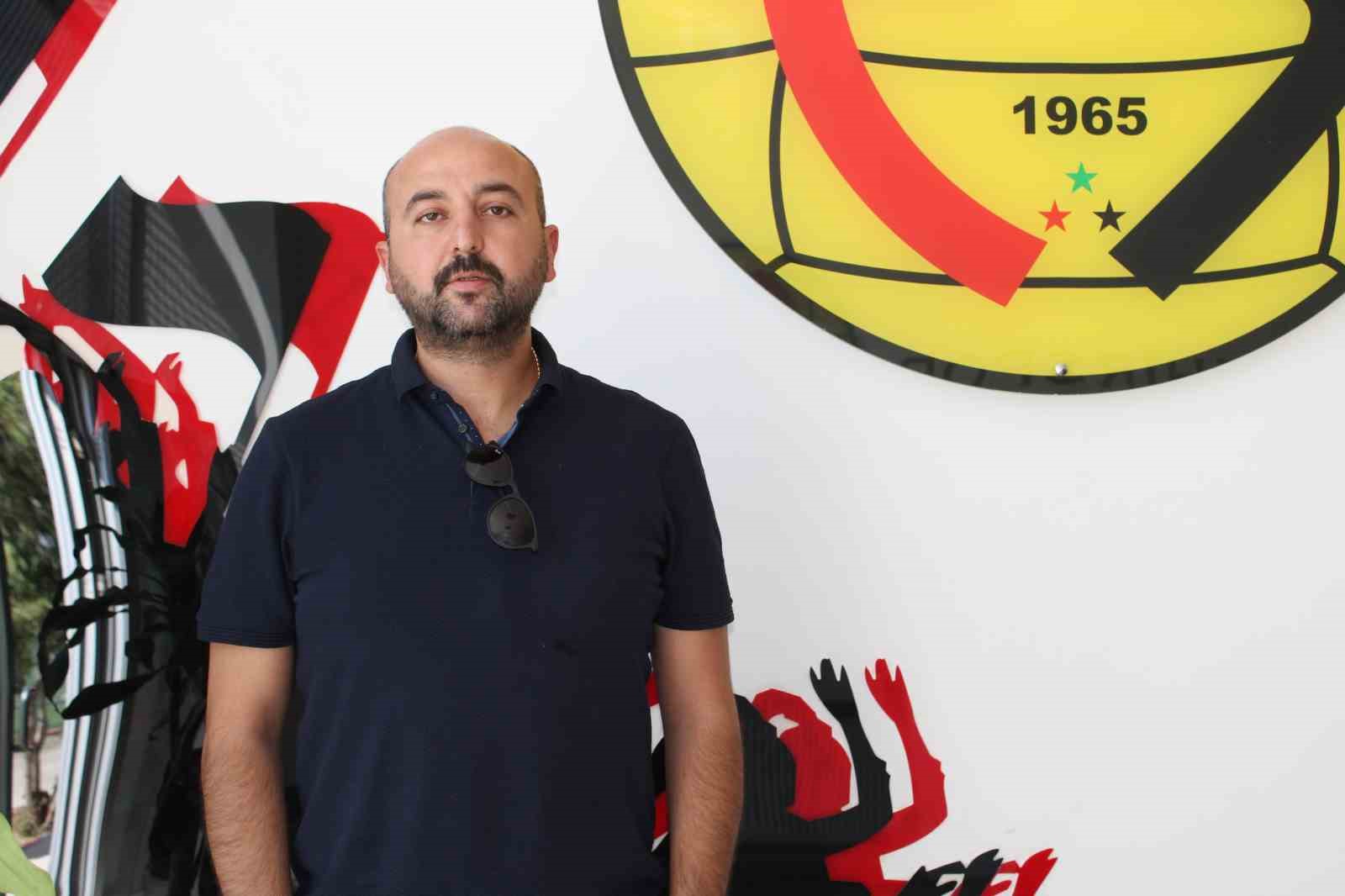 Eskişehirspor Taraftarlarından Türk Bayrağı ve Kırmızı Giyim Çağrısı