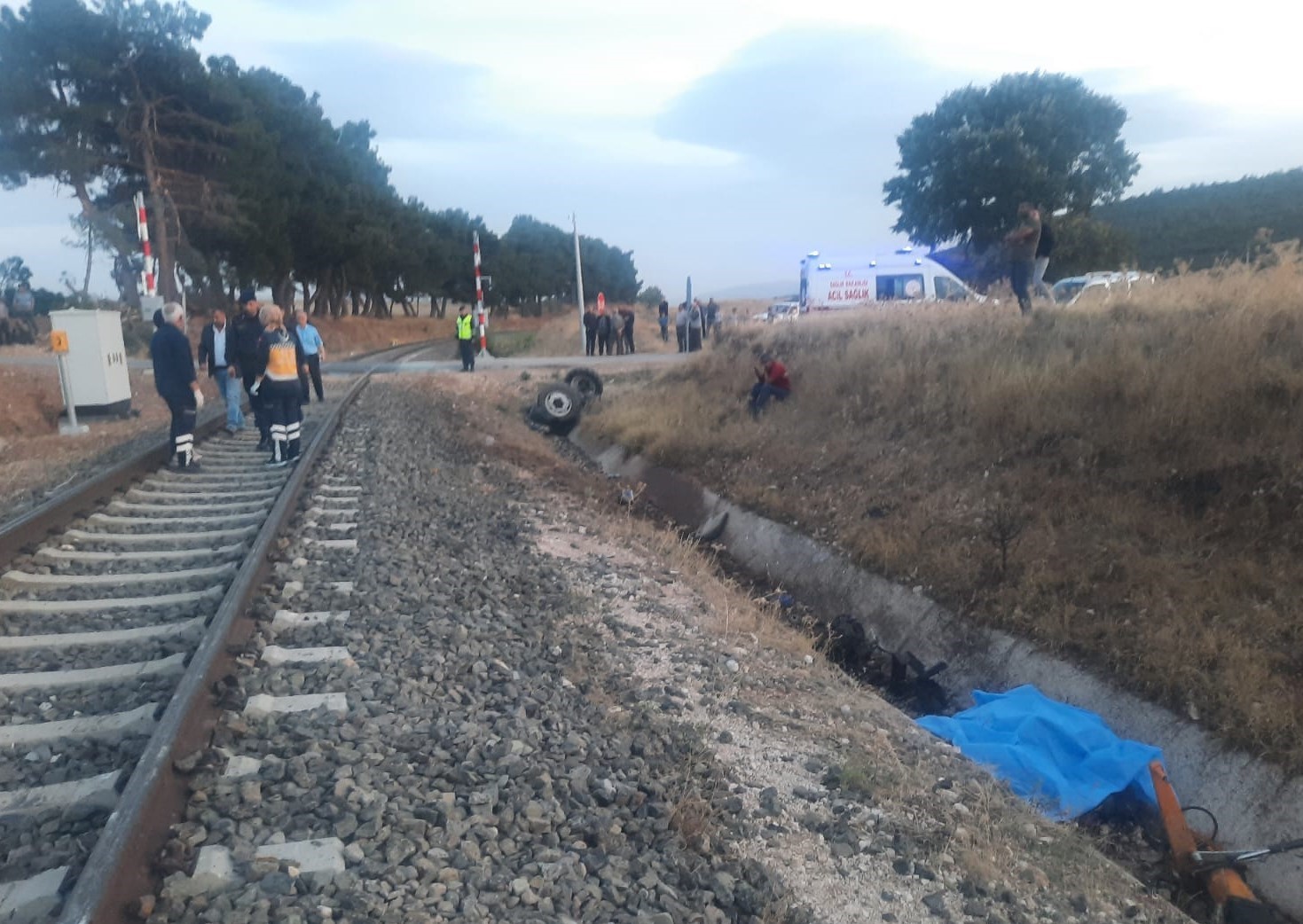 Afyonkarahisar'da tren traktöre çarptı, sürücü hayatını kaybetti.