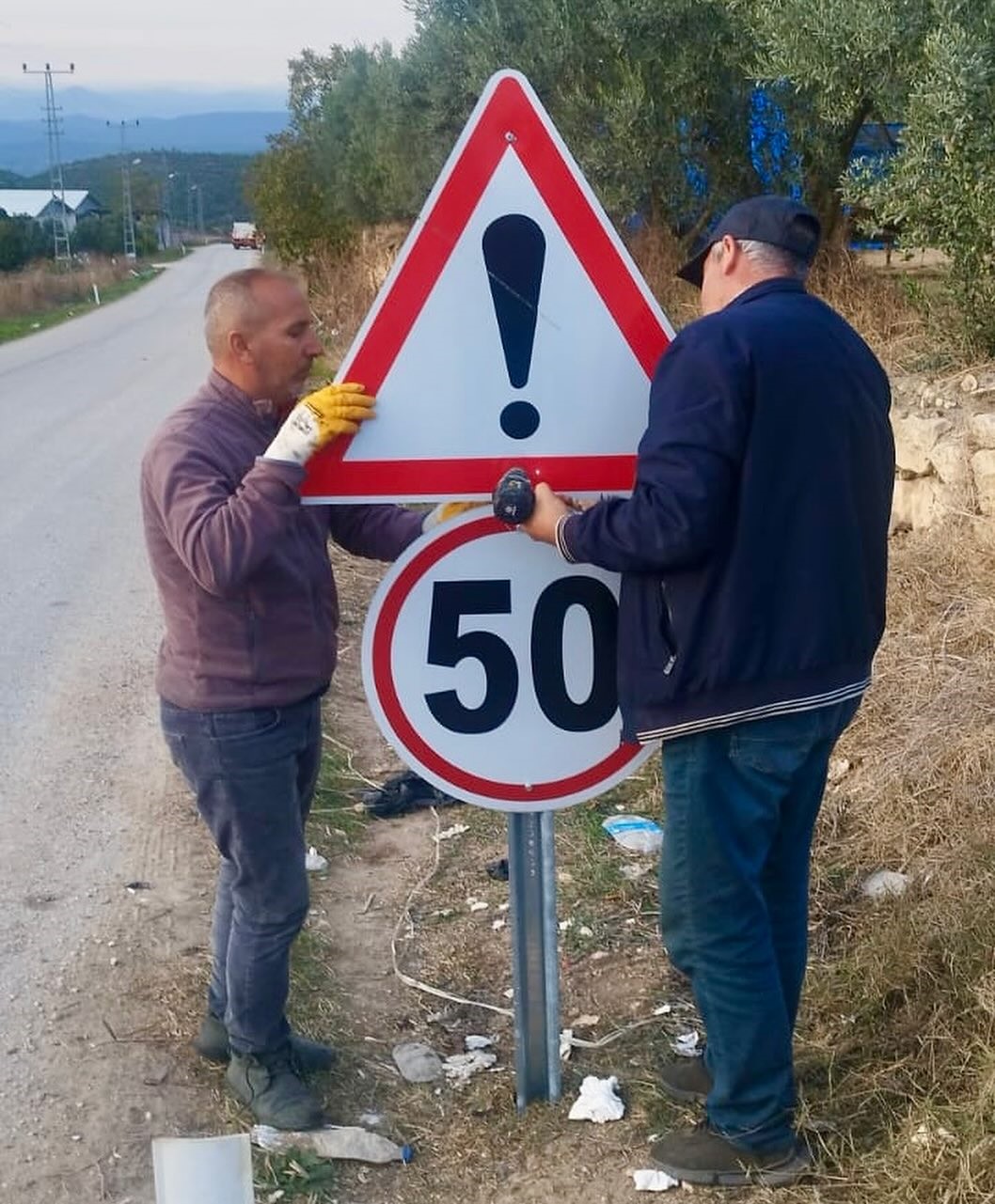 Bilecik'teki köy yollarında trafik levhaları yerleştirildi.