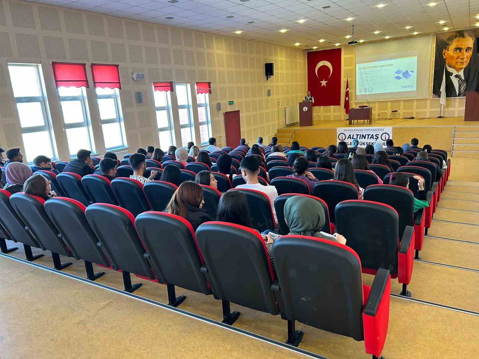 Kütahya'da öğrencilere siber suçlarla mücadele eğitimi verildi.