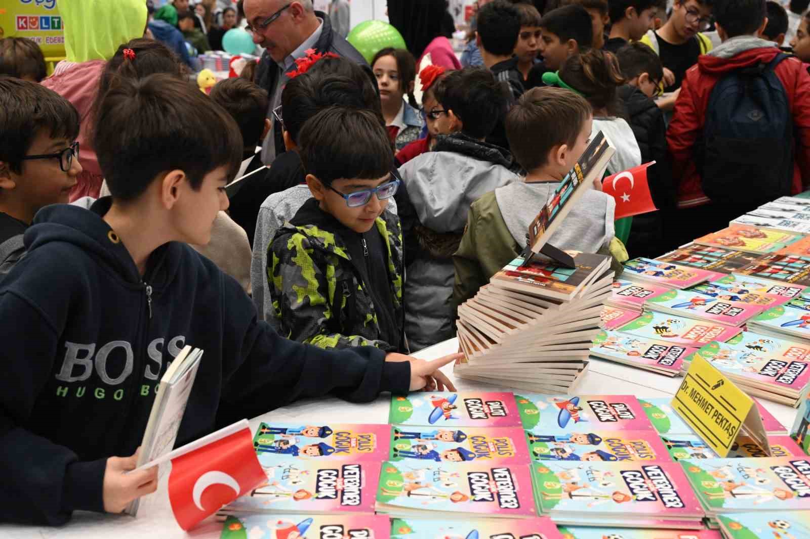 Isparta Belediyesi, Gökkubbe Fuar ve Kongre Merkezinde düzenlenen 6. Kitap Fuarı'na yoğun ilgi var.