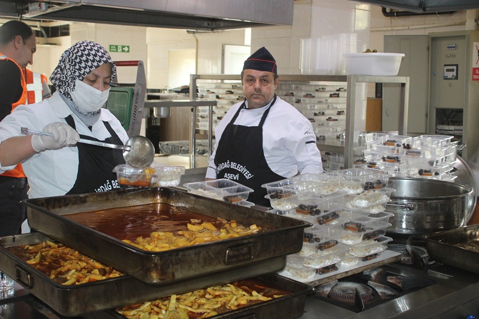 Emirdağ Belediyesi, İhtiyaç Sahibi Vatandaşlara Sıcak Yemek Yardımı Yapıyor