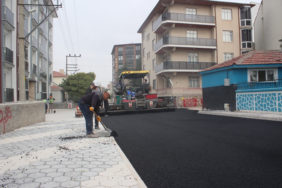 Emirdağ Belediyesi, Elhan Yolunda Sıcak Asfalt Çalışmalarına Başladı