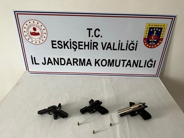 Eskişehir'de Jandarma Operasyonu: 10 Şüpheli Yakalandı, Silah ve Uyuşturucu Ele Geçirildi.