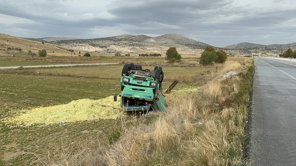 Afyonkarahisar'da Kamyon Devrildi, 13 Ton Mısır Ziyan Oldu