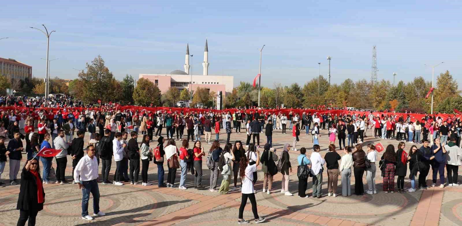 ESOGÜ'de Cumhuriyet Yürüyüşü Coşkusu