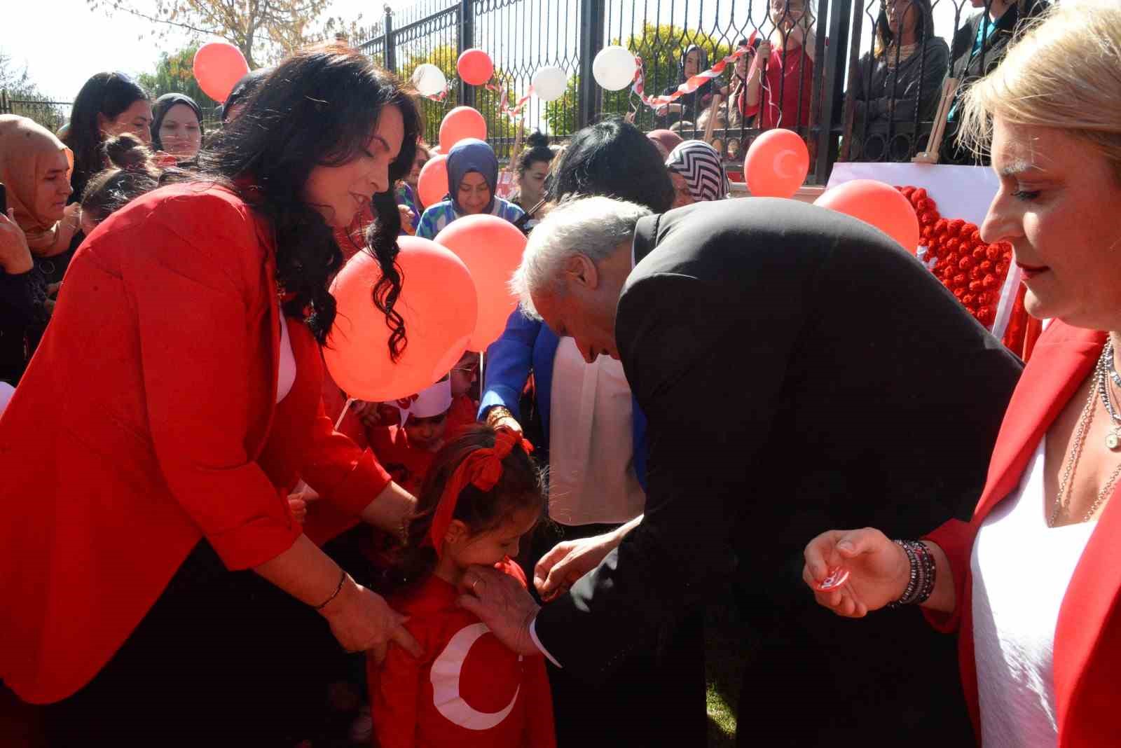 Bozüyük Belediye Başkanı, Cumhuriyet Bayramı'nı miniklerle kutladı.