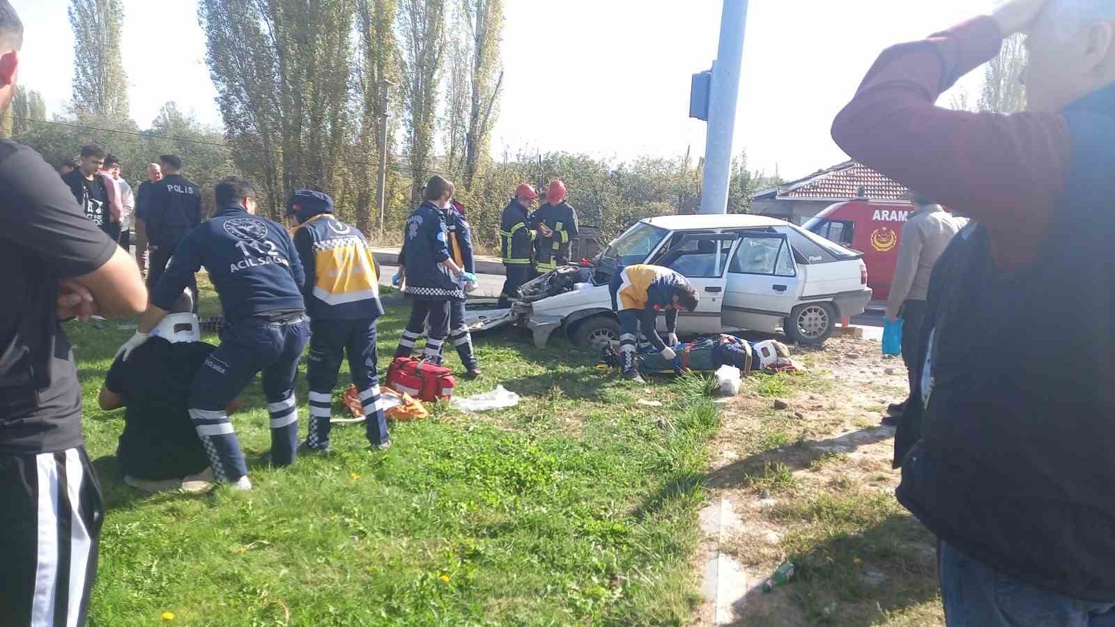 Gediz'de Otomobiller Çarpıştı: 3 Yaralı