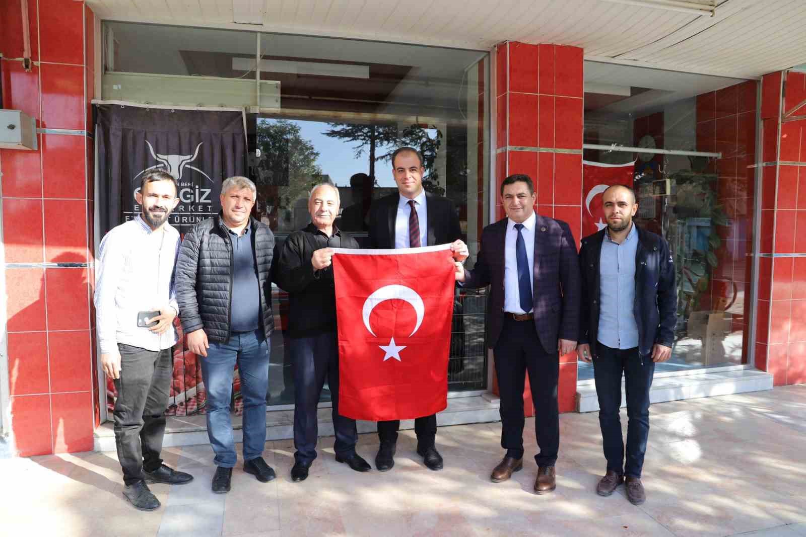 Afyonkarahisar'da Cumhuriyetin 100. yılında ilçe esnafına Türk bayrağı hediye edildi.