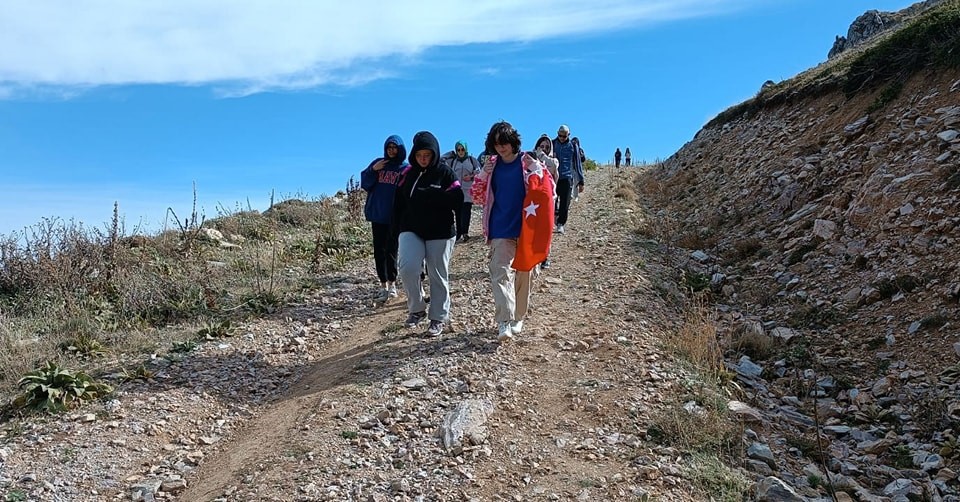 Gedizli Öğrenciler Akdağ'ın Zirvesine Türk Bayrağı Astı