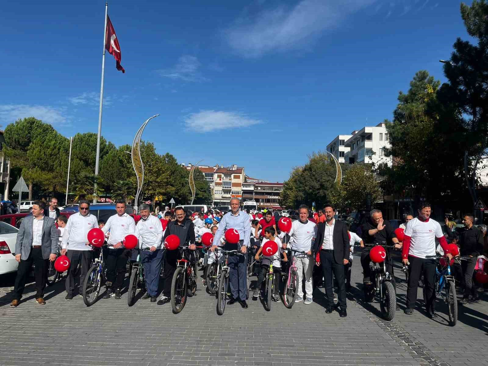 Gediz'te Cumhuriyetin 100. yılında 100 öğrenciyle bisiklet etkinliği