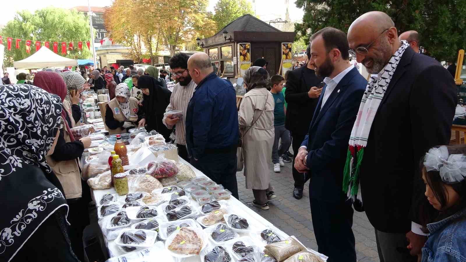 Kütahya'da Filistin için hayır çarşısı kuruldu.