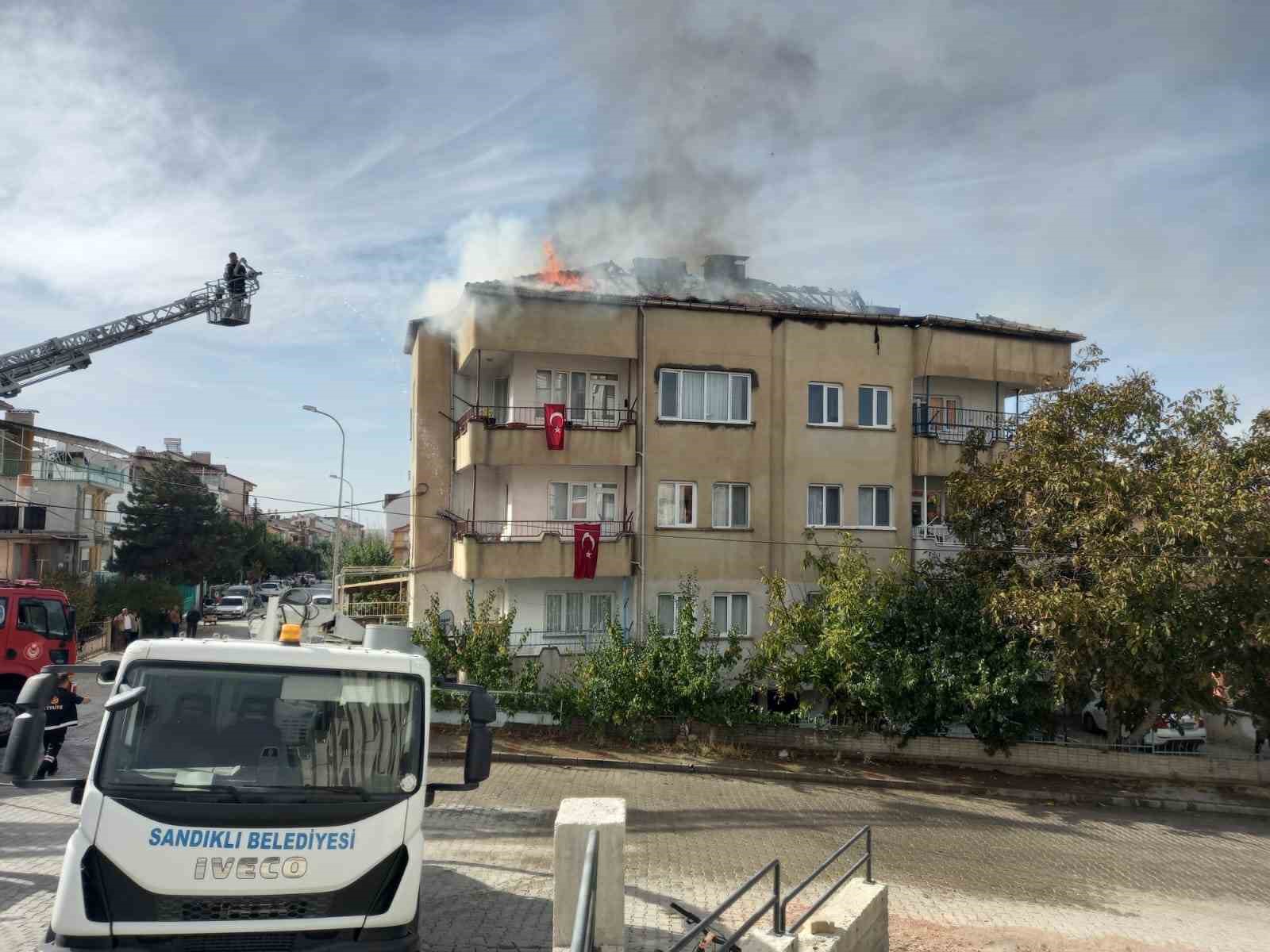 Sandıklı'da çatı yangını büyük paniğe neden oldu.